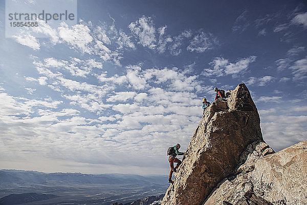 Felskletterer erreichen Gipfel eines Gipfels der Grand Tetons  Wyoming