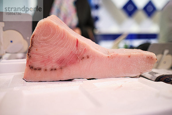 Nahaufnahme eines in Stücke geschnittenen Fisches namens roher Schwertfisch