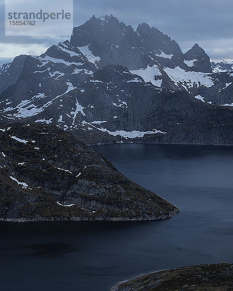 Berglandschaft über dem See SolbjÃ¸rnvatn  MoskenesÃ¸y  Lofoten-Inseln  Norwegen