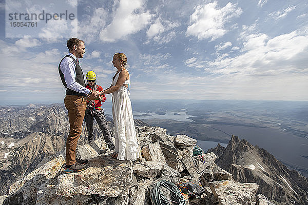 Ein Paar heiratet auf dem Gipfel des Grand Teton  Wyoming