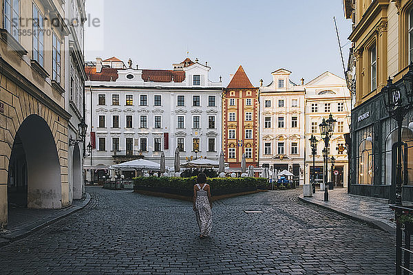 Frau beim Spaziergang durch die Altstadt von Prag  Tschechische Republik