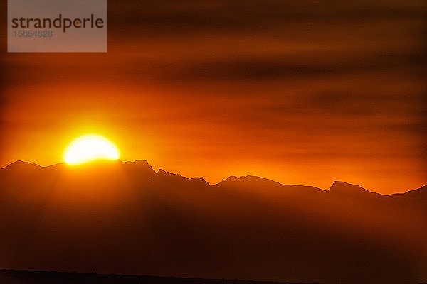 Brillante Sonnenuntergangssilhouette der Rocky Mountains