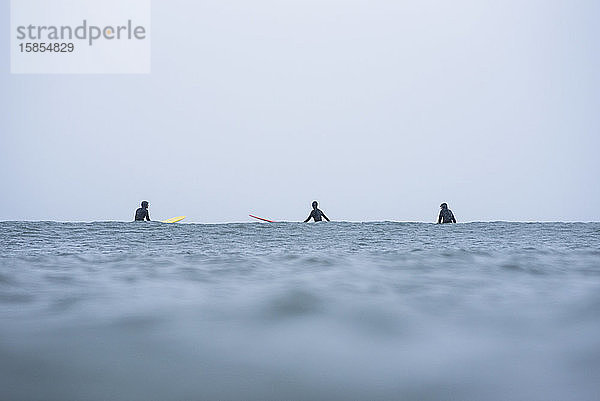 Frauen in einer Surf-Lineup im Winterschnee