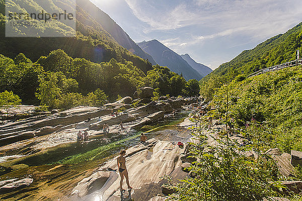 Menschen  die im Sommer an der Verzasca schwimmen und sonnenbaden