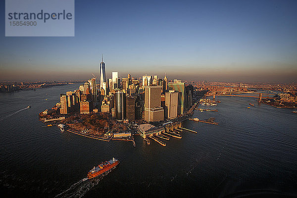 Sonnenuntergang über der Skyline von Manhattan und dem Financial District  New York City