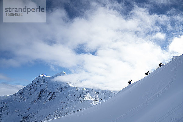 Männer beim Bergsteigen zum Skifahren im Hinterland am Mt. Baker  Washington