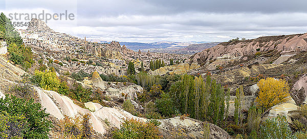 Panorama von Goreme und Uchisar am bewölkten Oktobertag in der Türkei