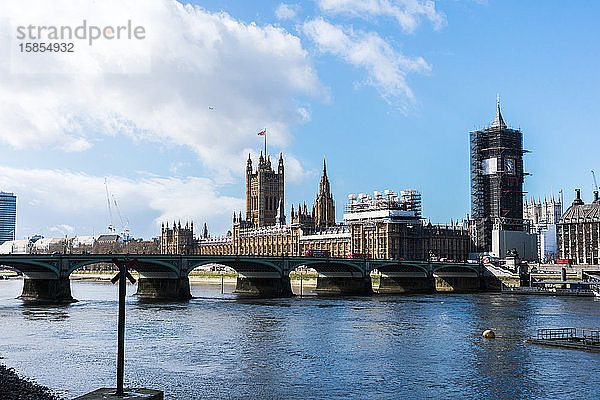 Panoramablick auf den Westminster Palace  der Big Ben wird gerade repariert