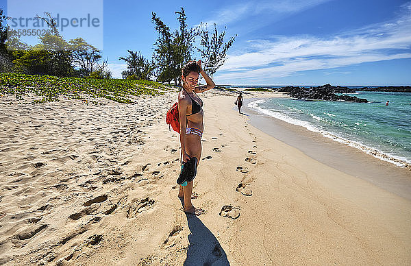 Drei Freunde spazieren entlang des Ozeans in Richtung Makalawena Beach  Hawaii