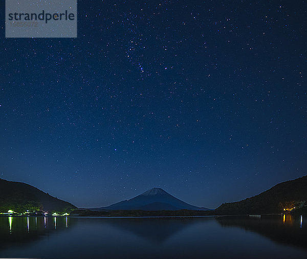 Sternenhimmel über dem Berg Fuji in einer klaren Nacht vom Shoji-See aus  Präfektur Yamanashi  Japan