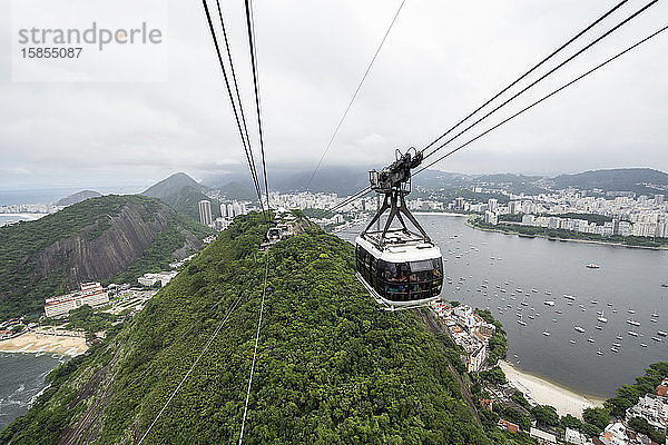 Schöne Aussicht von der Zuckerhut-Seilbahn auf die Stadtlandschaft  Rio