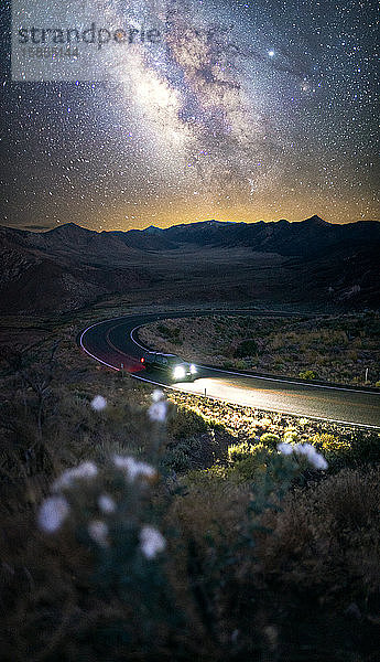Autofahren bei Nacht mit Sternenhimmel Milchstraße lange Belichtung