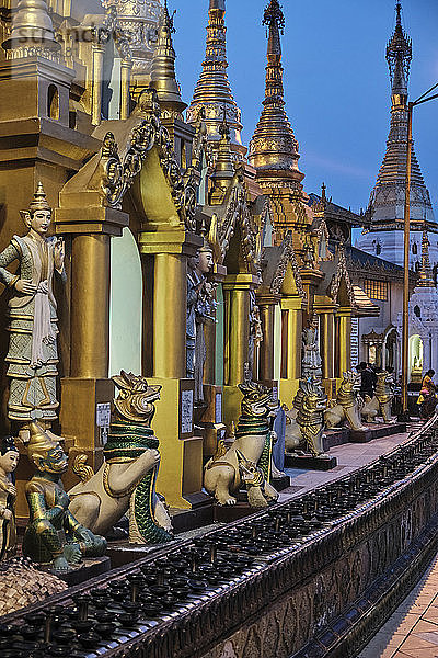 Reihe von kleinen buddhistischen Altären in der Shwedagon-Pagode in Rangoon  Myanmar