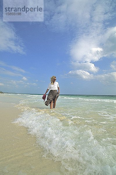 Frau geht in Mexiko am Strand spazieren