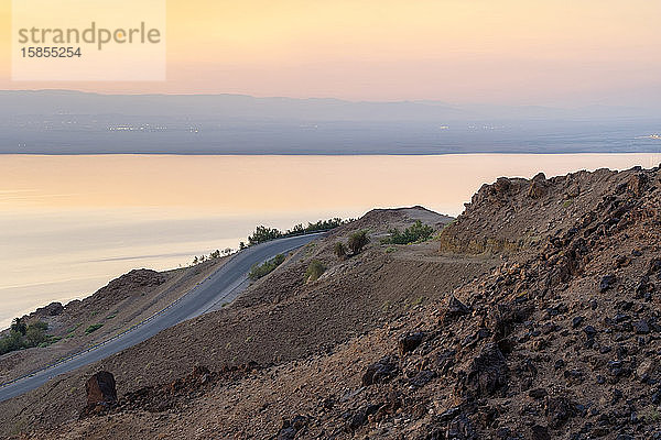 Totes Meer Küste bei Ma'in  Jordanien bei Sonnenuntergang