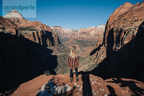 Mädchen beim Beobachten der malerischen Landschaft des Zion-Nationalparks