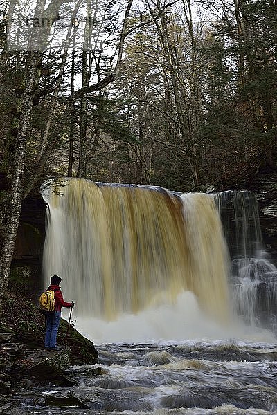 Wanderin bewundert schöne Wasserfälle