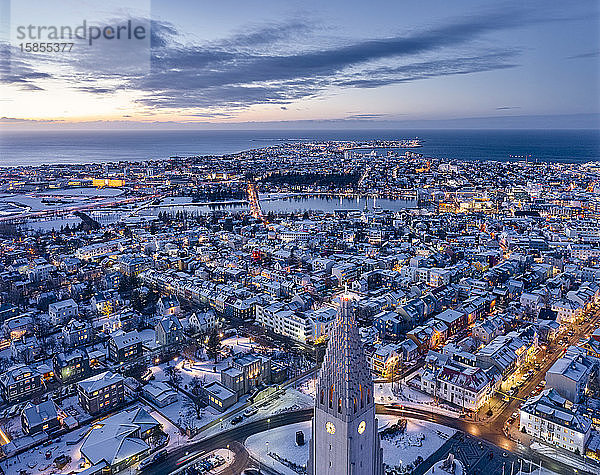 Majestätische Drohnenansicht des Stadtzentrums von Reykjavik in der Dämmerung