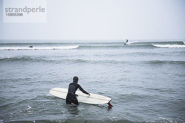 Frau geht im Winterschnee surfen