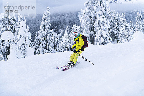 Frau in gelbem Skilanglauf in Squamish  BC  Paul's Ridge