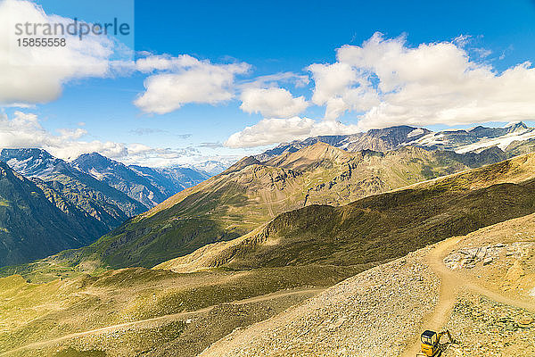 Blick auf die Zermatter Alpen an einem sonnigen Sommertag mit Gras