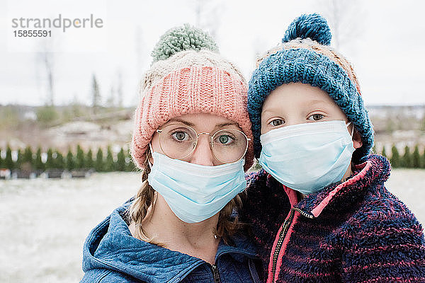 Mutter und Sohn tragen eine Gesichtsmaske zum Schutz vor Virus und Grippe