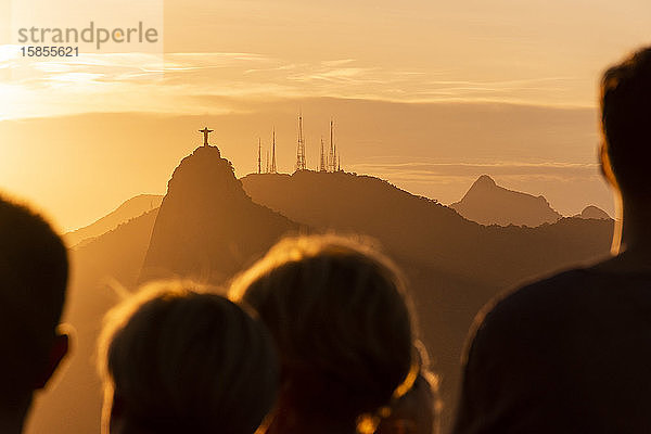 Schöne Aussicht auf Touristen  die vom Zuckerhut aus den Sonnenuntergang beobachten