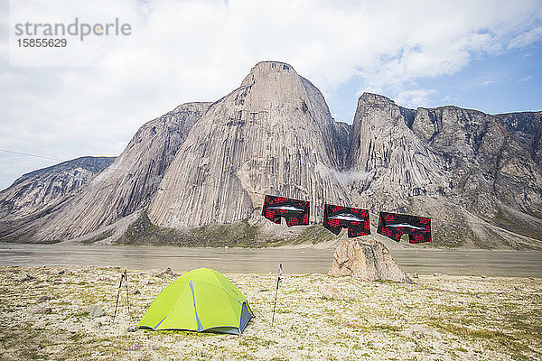 an der Wäscheleine hängende Unterwäsche auf einem Campingplatz in den Bergen