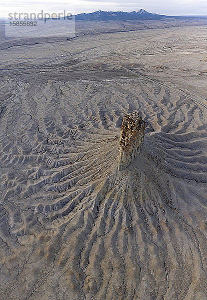 Erosion schneidet tiefe Linien in die Erde ein  die den Schornsteinfelsen M umgeben