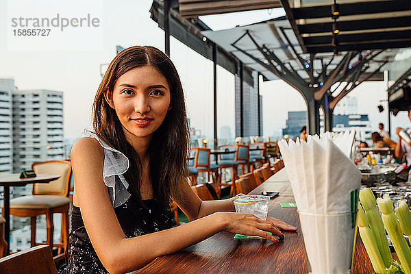 Hübsche Thailänderin in einer Rooftop-Bar
