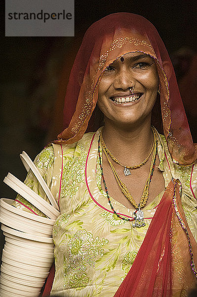 Schöne Rajasthanerin in traditioneller Kleidung  lächelt