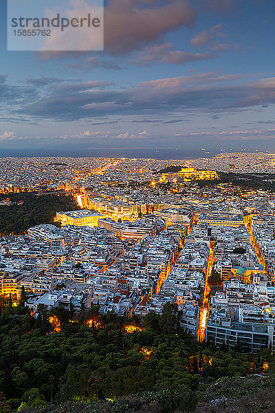 Blick auf die Akropolis und die Stadt Athen vom Lykabettus-Hügel bei Sonnenaufgang.