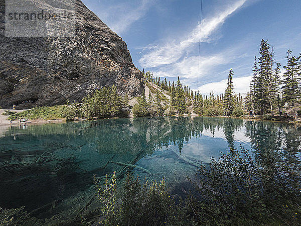 Landschaftliche Ansicht der Grassi-Seen und Berge in Canmore  Alberta  Kanada.