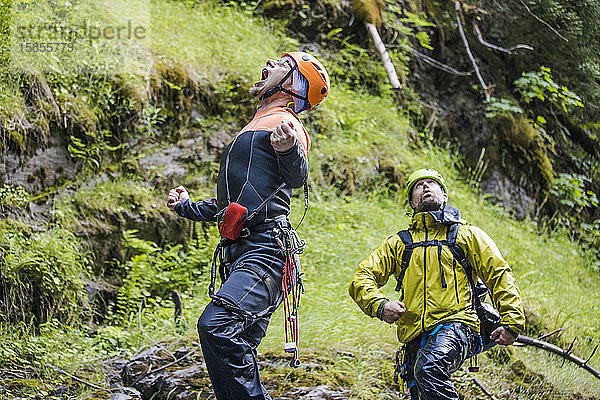 Zwei Männer zeigen etwas Emotion und Humor während einer Canyoning-Tour