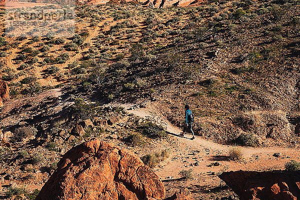 Wanderin  die durch die Landschaft wandert