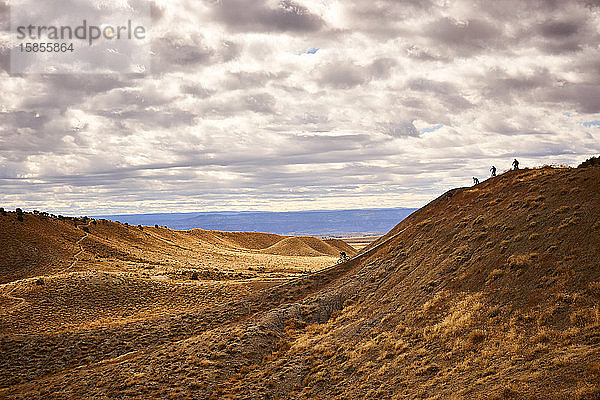 Mountainbiker fahren einen steilen Streckenabschnitt in Fruita  CO.