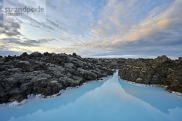 Erstaunliche Landschaft aus geothermischen Quellen mit vulkanischer Küste auf der Insel