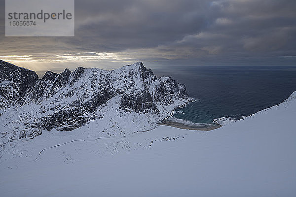 Winterlicher Blick über den schneebedeckten Strand von Horseid vom Branntuva Berggipfel  Lofotodden Nationalpark  MoskenesÃ¸y  Lofoten Inseln  Norwegen