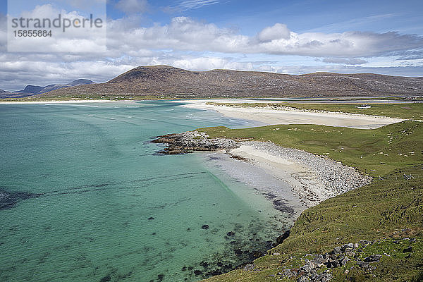Blick über das azurblaue Wasser des Seilebost-Strandes in Richtung Luskentyre  Isle of Harris  Äußere Hebriden  Schottland