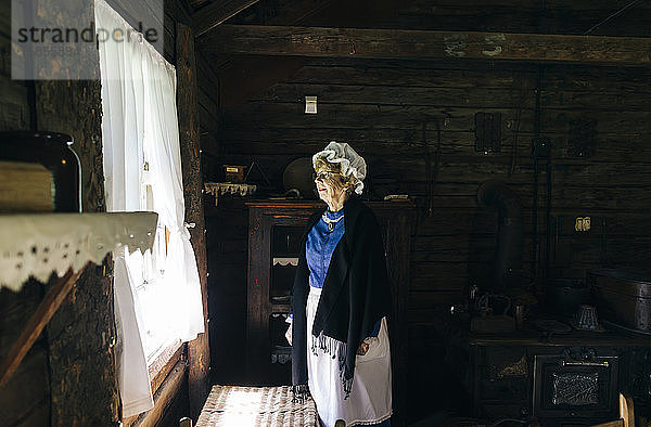Eine Frau trägt traditionelle Kleidung in einem Museum im Osten Washingtons.