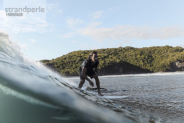 Surfer auf einer Welle