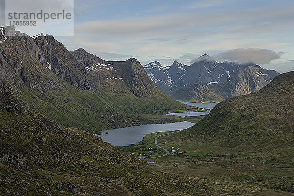 E10 Autobahnkurven um den See Storvatn in der Nähe des Dorfes Napp  FlakstadÃ¸y  Lofoten-Inseln  Norwegen