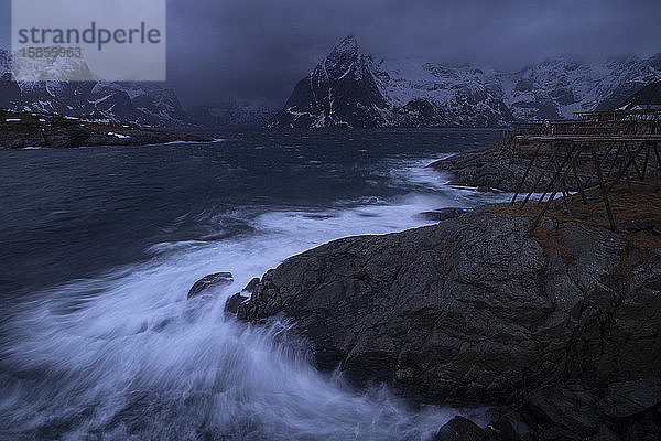 Sturmwellen krachen über Küstenfelsen bei HamnÃ¸y  MoskenesÃ¸y  Lofoten  Norwegen