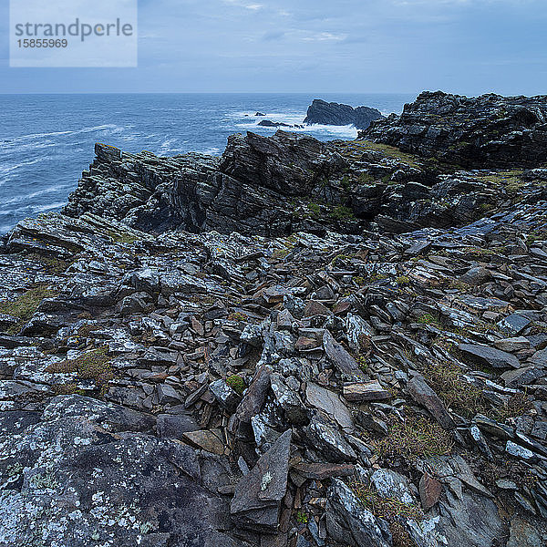 Zerbrochene Felsen auf der Spitze der Klippen bei Butt of Lewis  Isle of Lewis  Schottland