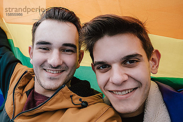 Junges homosexuelles Paar macht ein Selfie. LGBT-Konzept