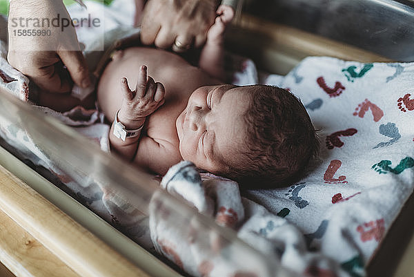 Neugeborener Junge mit Windelwechsel im Krankenhaus