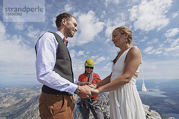 Ein junges Paar heiratet auf dem Gipfel eines Berges in Wyoming