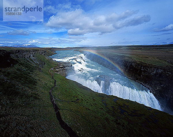 Gullfoss-Wasserfall in Island mit Regenbogen