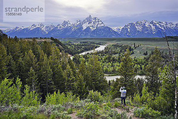 Mann fotografiert mit seinem Telefon am Snake River  Grand Teton Range