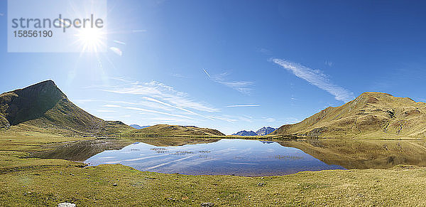 Reflexionen am Escalar-See im Canfranc-Tal in den Pyrenäen.